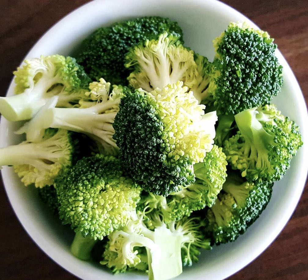 Eğer bir insana mutlaka yemesi gereken bir sebze önerecek olsaydım bu brokoli olurdu. Hemen burun kıvırmayın, bakın sağlığa ne kadar faydası varmış?

•Brokoli; Kalsiyum, fosfor, demir, çinko, B1, B2, B3, B6, B12, K vitaminleri ve folik asit içerir.