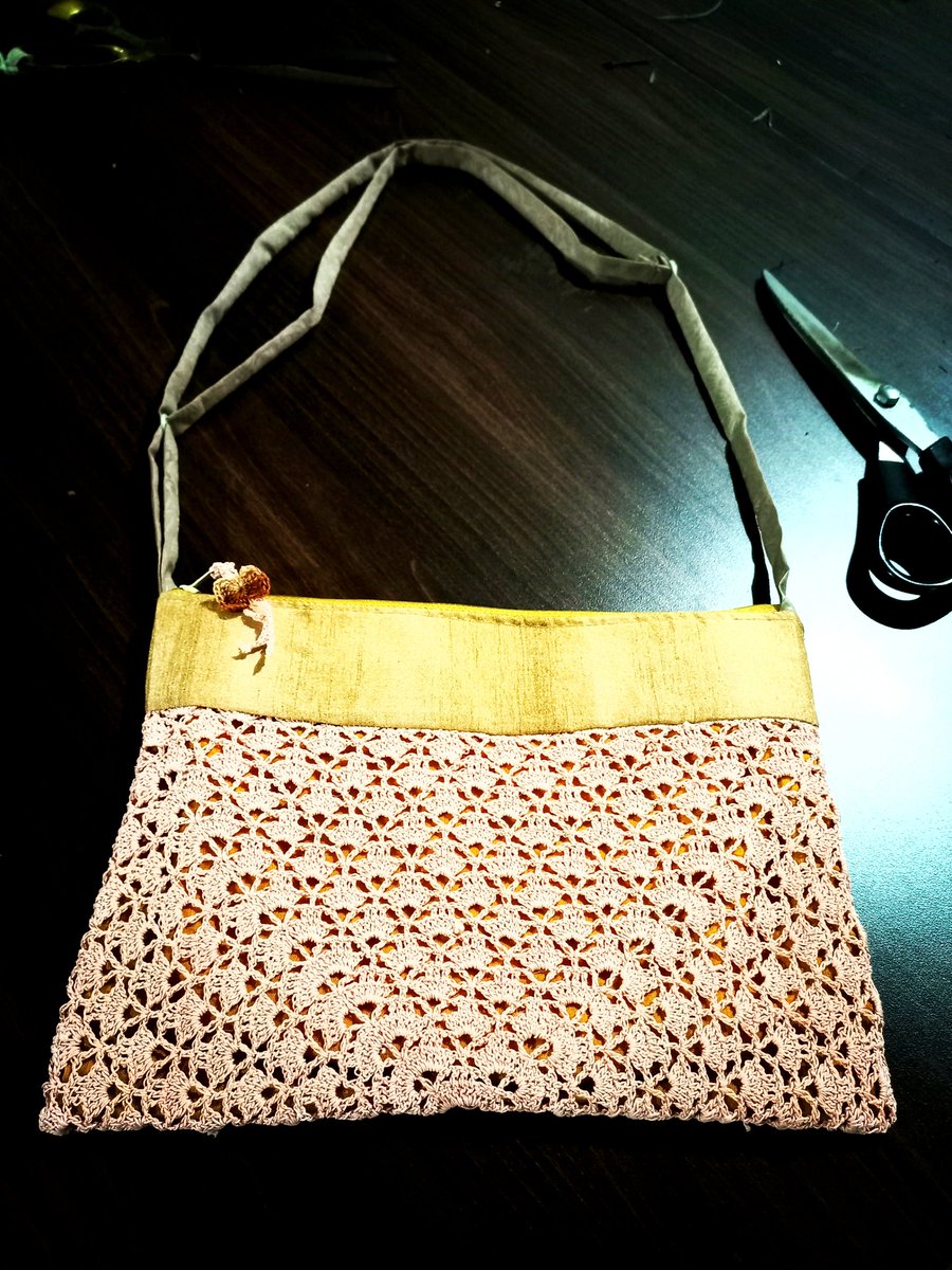 Veronicdsouza's tweet photo. Finding It's Space for #MacroMonday is this lovely Handcrafted #CrochetBag,Crocheted by My Mum..Enjoyed Creating this  #Bag...Super excited with the Finished Look! 😁 
#HappyMonday!!! 
#Goa #Veronic #TiCa #MadeinGoa #lovewhereyouwork
#Passionpurposeproductivity
#handmadewithlove https://t.co/gHM0Sfb40z