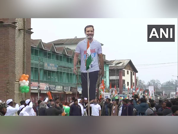 ani_digital's tweet image. "Demonstration of dynast's psychology": Union Minister thrashes Rahul Gandhi for "violating" Flag Code in Srinagar

Read @ANI Story | aninews.in/news/national/…
#RahulGandhi #FlagCode #RajeevChandrasekhar #BharatJodoYatra