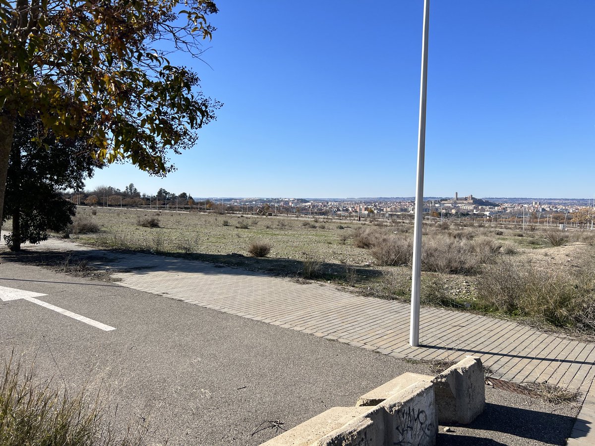 Bon dia!. Tot un exitós planejament urbanístic del sector SUR 42 més conegut com a 'Torre Salses'
Per passejar el gos, el parc temàtic de les mascotes. Una mica costos pels Lleidatans. #LoLleidata #Lleidaciutat 
#Ciutatsambcaràcter 
#HoHeTornatAFer
#CaminantPerLleida 🚶🏻‍♂️
#Lleida