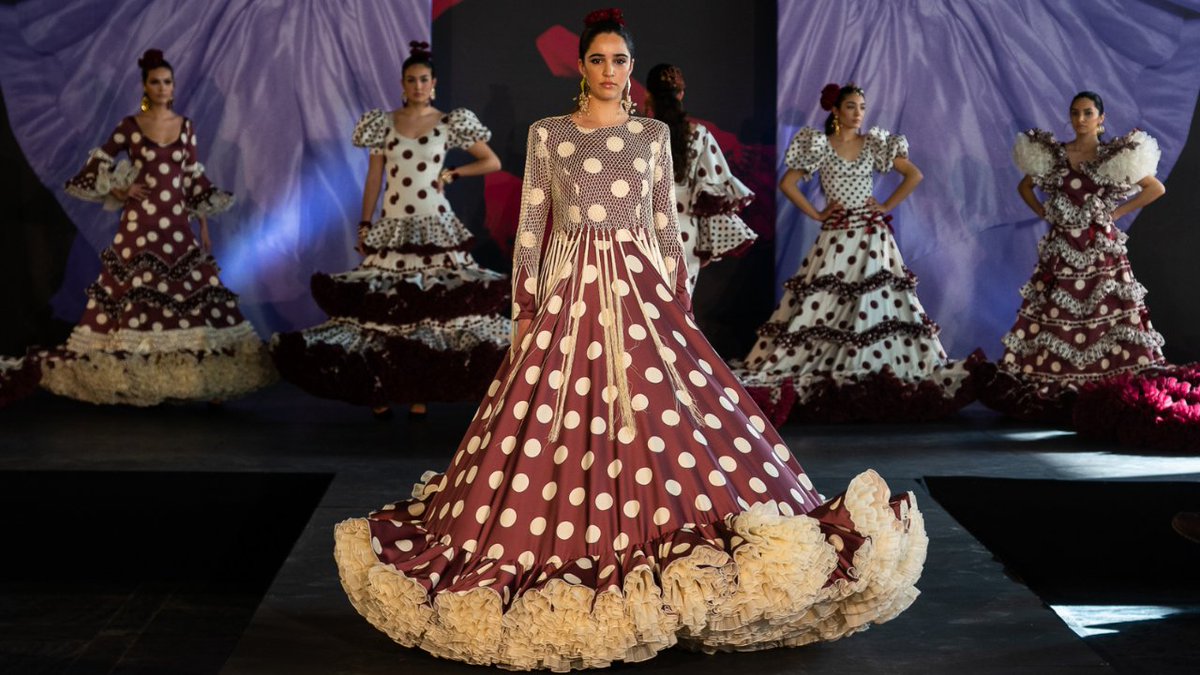 fibesevilla's tweet photo. ✨ Un premio a la creatividad y al talento de los jóvenes diseñadores.
Por la pasarela de EGO y Baila desfilaron ayer los trajes de la colección 'Taranta' de Rocío García López, ganadora del Certamen de Jóvenes Diseñadores de #SIMOF23. 👇🏼🔝 https://t.co/uhUOr8oReJ