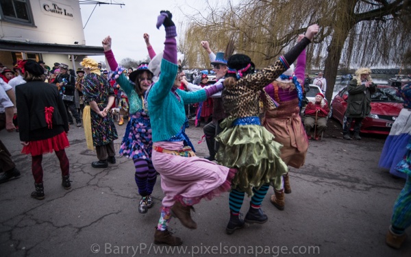 FollowtheDance2's tweet photo. Last Dance of the Day before I headed off to the Railway  Station... @OuseWashesMolly 

#MollyMalarkey #MarkJonesDayofDance #MollyDancing https://t.co/ihv7fPPpU1