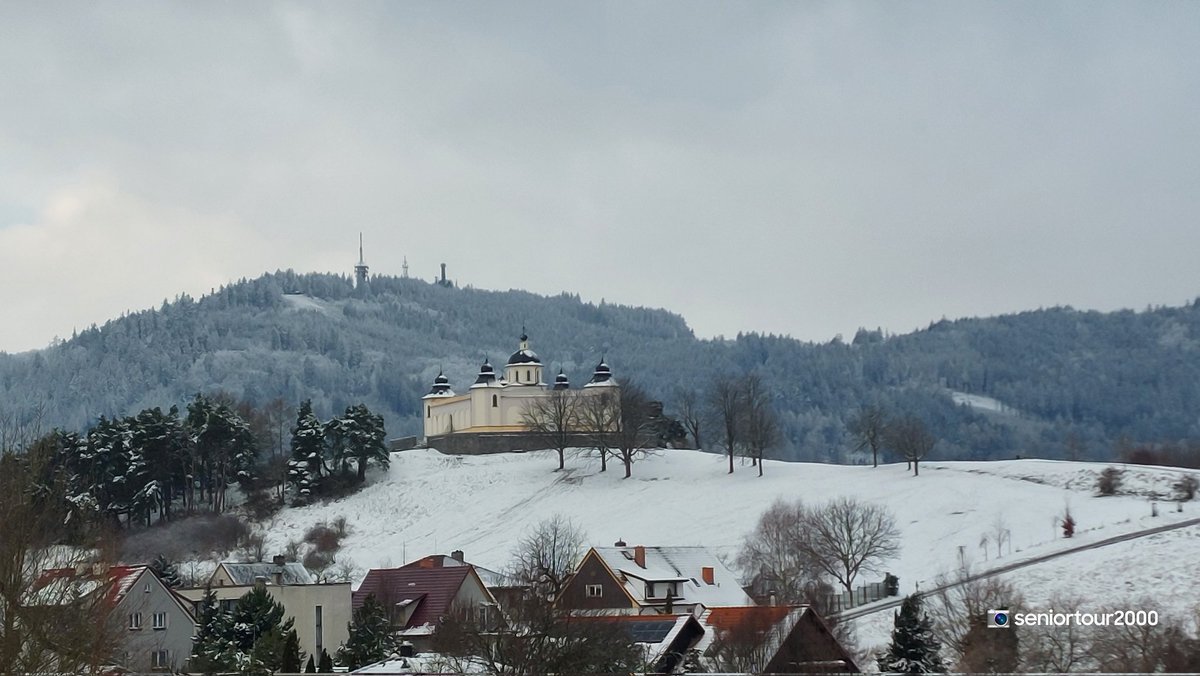 seniortour2000's tweet photo. Hodná toho jména..tzv. Krásná vyhlídka a pohled přes Vrch Anděla Páně na Svatobor #Susice #Sumava #praveted 🚶♂️❄️👍🙂 https://t.co/tscdjS3MGG