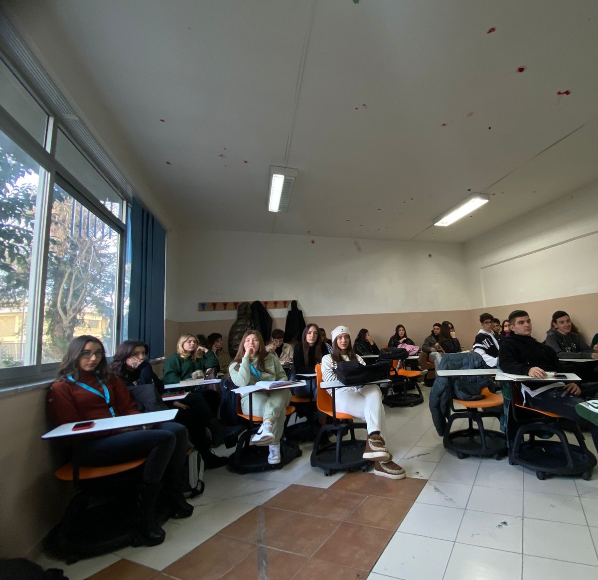 Phoenix_league_'s tweet photo. @a_scuola_di_oc @edcaserta 
Alla ricerca di dati!📊📈📉
Il 26 gennaio 2023 abbiamo incontrato, a distanza, la dottoressa antonella la faci referente ISTAT 
#asoc2223 #istat https://t.co/IBam9zK0RH