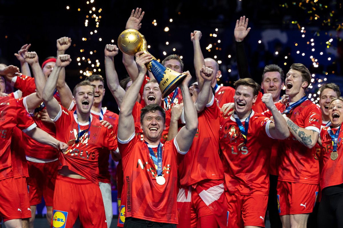 UnibetHungary's tweet photo. 🤾🇩🇰🏆 Dánia zsinórban harmadszor lett világbajnok, korábban ilyet egyetlen csapat sem ért el férfi kézilabdában. #handball23 #Denmark https://t.co/pleP2f1DeZ