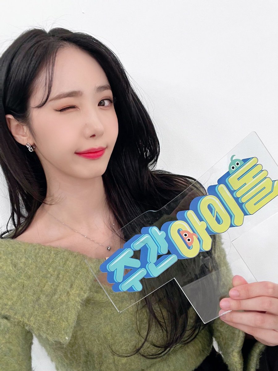 weeklyidol_'s tweet photo. #주간아 #주간아이돌 @weeklyidol_
#VIVIZ #비비지 @VIVIZ_official

오래 기다리셨습니다
제대로 모시겠습니다🙇🙇
짱비지 셀카 몽땅 풀업!!!😎💗

2월 1일 (수) 오후 
MBC M 7시 30분/MBCevery1 12시
주간아이돌 본방 사수📺

#은하 #신비 #엄지 https://t.co/G32wHAhkgs