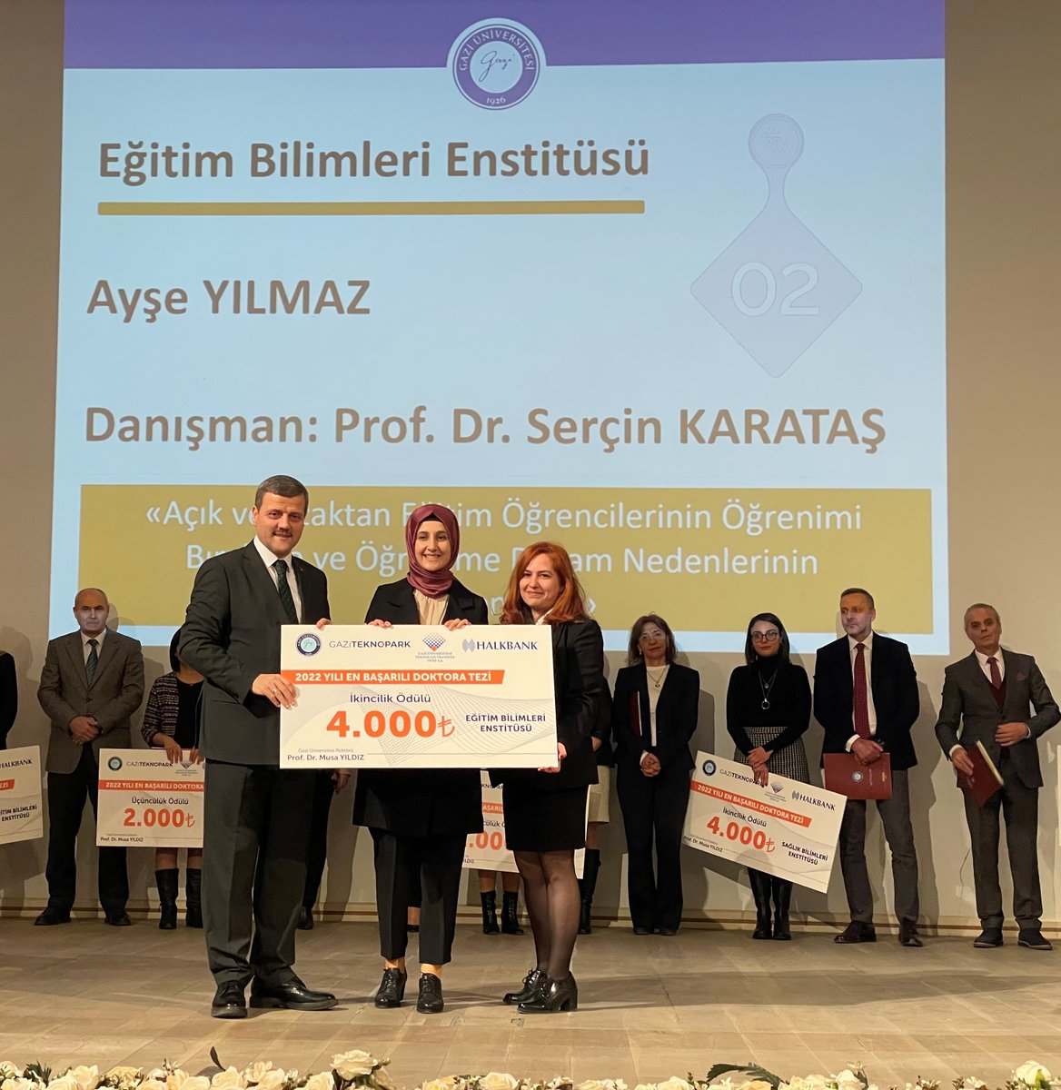 İşinizi öylesine değil, aşkla yaparsanız ve yürüdüğünüz yola ışık tutan, gözünüz kapalı güvenebileceğiniz bir rehberiniz varsa varış noktasının bu kadar güzel olması kaçınılmazdır. Bana kattığınız her şey için minnettarım. <a href="/sercinkaratas/">Serçin Karataş</a>