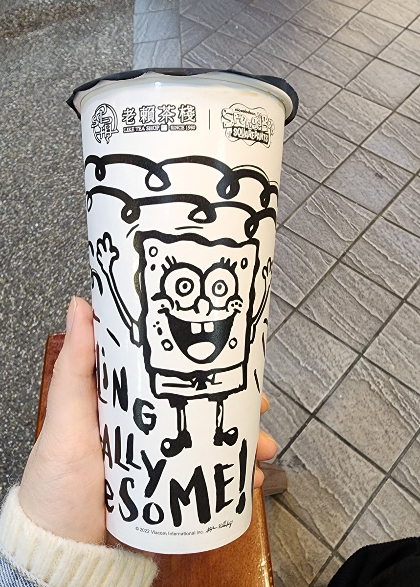 여기 밀크티 대존맛... 버블이 딱 알맞게 삶아짐
근데 지금 스펀지밥 콜라보해서 종이컵이 달라요ㅠ 과몰입 실패