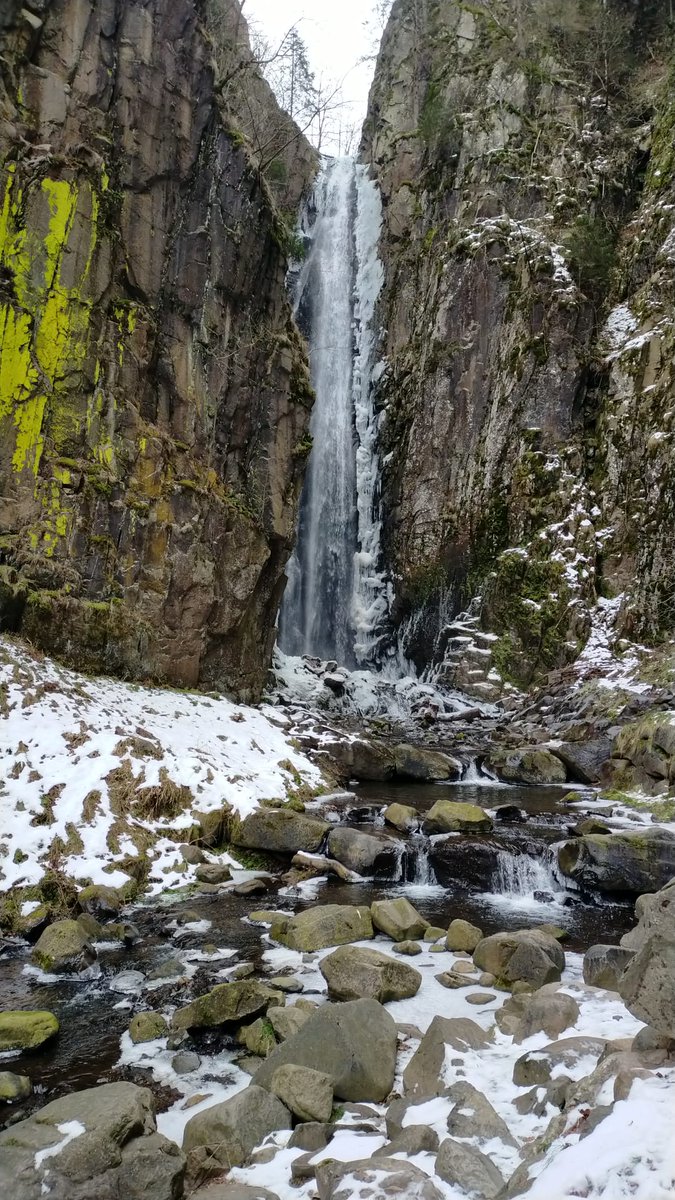 visitpine's tweet photo. ❄️🫧 Ricami di ghiaccio coprono la Cascata del Lupo nei "giorni della Merla" - secondo la tradizione popolare i giorni più freddi dell'anno... 
👉scopri di più: https://t.co/WEijZOu5UT 
📸 scatto di Maria Moser
#visitpinecembra #visittrentino https://t.co/Zu7OY36VFm