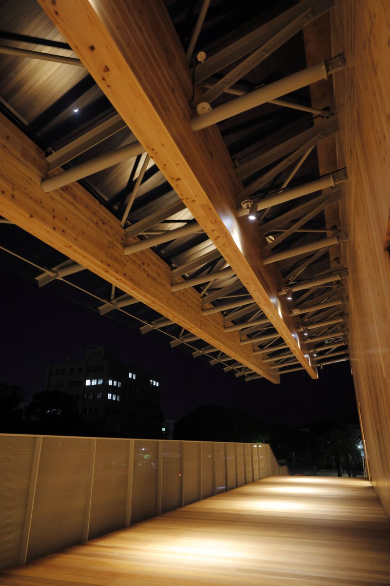 okayama_uni's tweet photo. #岡山大学 津島キャンパスについに姿を現した #共育共創コモンズ(愛称:#OUX)。
実は夜に見ると綺麗なんです!ライトアップされると特徴的な梁が際立ち、まるで木の神殿のよう。#隈研吾 先生による洗練されたデザインに思わず見惚れてします。
お近くの方はぜひご覧ください♪ https://t.co/eSMgL8FwMg