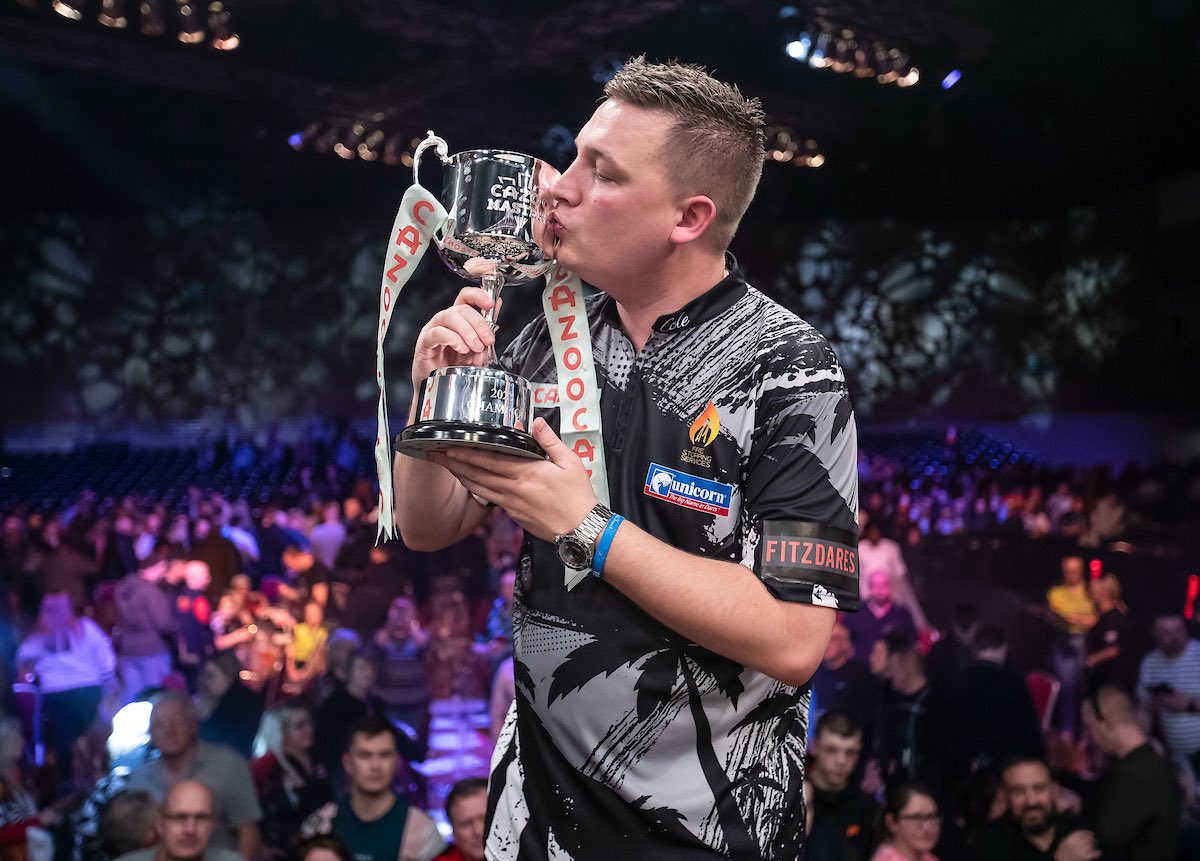 Glückwunsch, Chris Dobey 🏆🎯 Als Nr. 21 der Welt holt sich Hollywood mit dem Erfolg beim Masters seinen ersten Major-Sieg!!! Das Finale gewinnt er vs Rob Cross 11-7, nachdem er Titelverteidiger Cullen, Humphries und Weltmeister Michael Smith aus dem Weg räumt! 💪💪💪