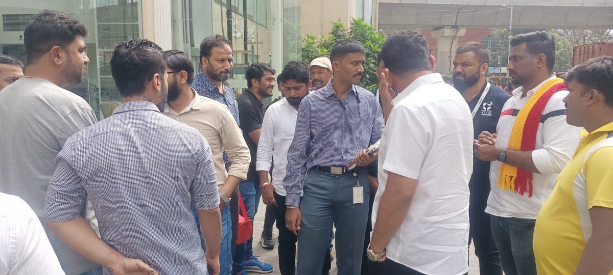 rajanna_rupesh's tweet photo. ನೆನ್ನೆ ಮೆಟ್ರೋ ರೈಲಿನಲ್ಲಿ ಹಿಂದಿ ಸ್ಟಿಕರ್ ತೆಗೆದು ಹಿಂದಿ ಹೇರಿಕೆ ಸಮರ್ಥನೆ ಮಾಡಿದ್ದ ಅಕ್ಷತ್ ಗುಪ್ತಾ ಅನ್ನೋ ವ್ಯಕ್ತಿಯ ಕಂಪನಿಗೆ ಇಂದು ಭೇಟಿ ಕೊಟ್ಟು ಕನ್ನಡಿಗರು ಹಿಂದಿ ಹೇರಿಕೆ ಸಹಿಸೋಲ್ಲ ಅನ್ನೋದನ್ನ ಮನವರಿಕೆ ಮಾಡಲಾಗಿ ಆತ ಕ್ಷಮೆ ಕೇಳಿದ್ದಾನೆ..ಹಿಂದಿ ಹೇರಿಕೆ ಬಗ್ಗೆ ಇಡೀ ಕಂಪನಿ ಉದ್ಯೋಗಿಗಳಿಗೆ ಮನವರಿಕೆ ಮಾಡಿದೆವು.
#ದ್ವಿಭಾಷಾನೀತಿ https://t.co/s4jTyIxnrH