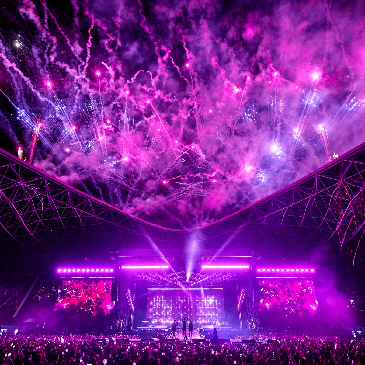 TicketmasterME's tweet photo. BLACKPINK DAZZLED ABU DHABI WITH A MAGICAL NIGHT!
 
Performing their second show in the Middle East, following the hugely successful Riyadh concert, the girls put on a showstopping performance for their UAE BLINKs last weekend at Yas Island.
#BLACKPINK #BORNPINK #BORNPINKABUDHABI https://t.co/7Vkxz6Oq9F