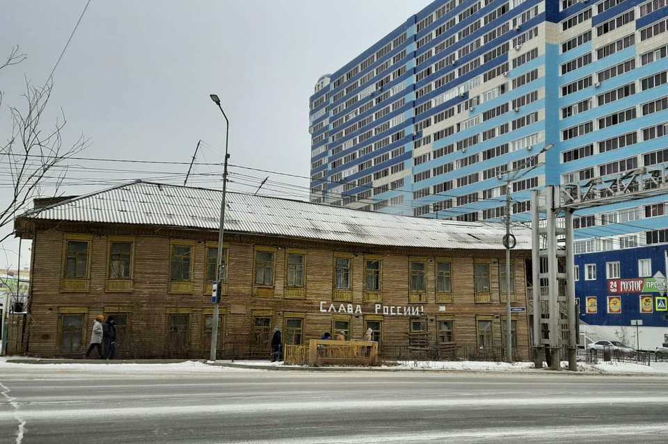 joppashmat's tweet photo. Позвольте вам рассказать одну добрую историю в эти темные времена, которая развернулась с 82-летней бабушкой в Якутске.

Лидия всю жизнь прожила в знаменитой развалюхе "Слава России" и мечтала только об одном: принять теплую ванну и умереть. Да, она так прямо и говорила. https://t.co/n6YS3hplBq