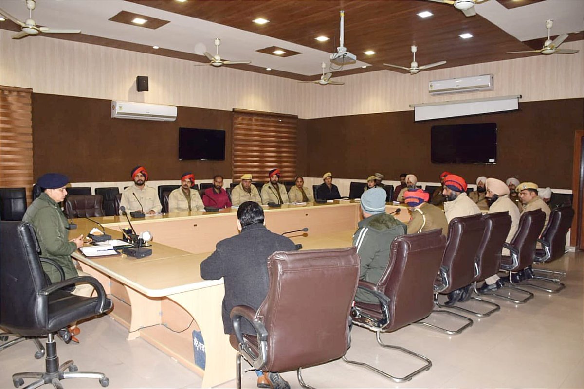 PP_Hoshiarpur's tweet photo. A meeting was held at the Conference Hall,Police Line Hoshiarpur by the SP (HQ), Hoshiarpur with all the Sub-Division office &amp; police station personnel to ensure smooth working of the system implemented to prevent the spread of fake news.

#RICN #FakeDiKhairNahi #ThinkBeforeShare https://t.co/2ccoMzO8Ge