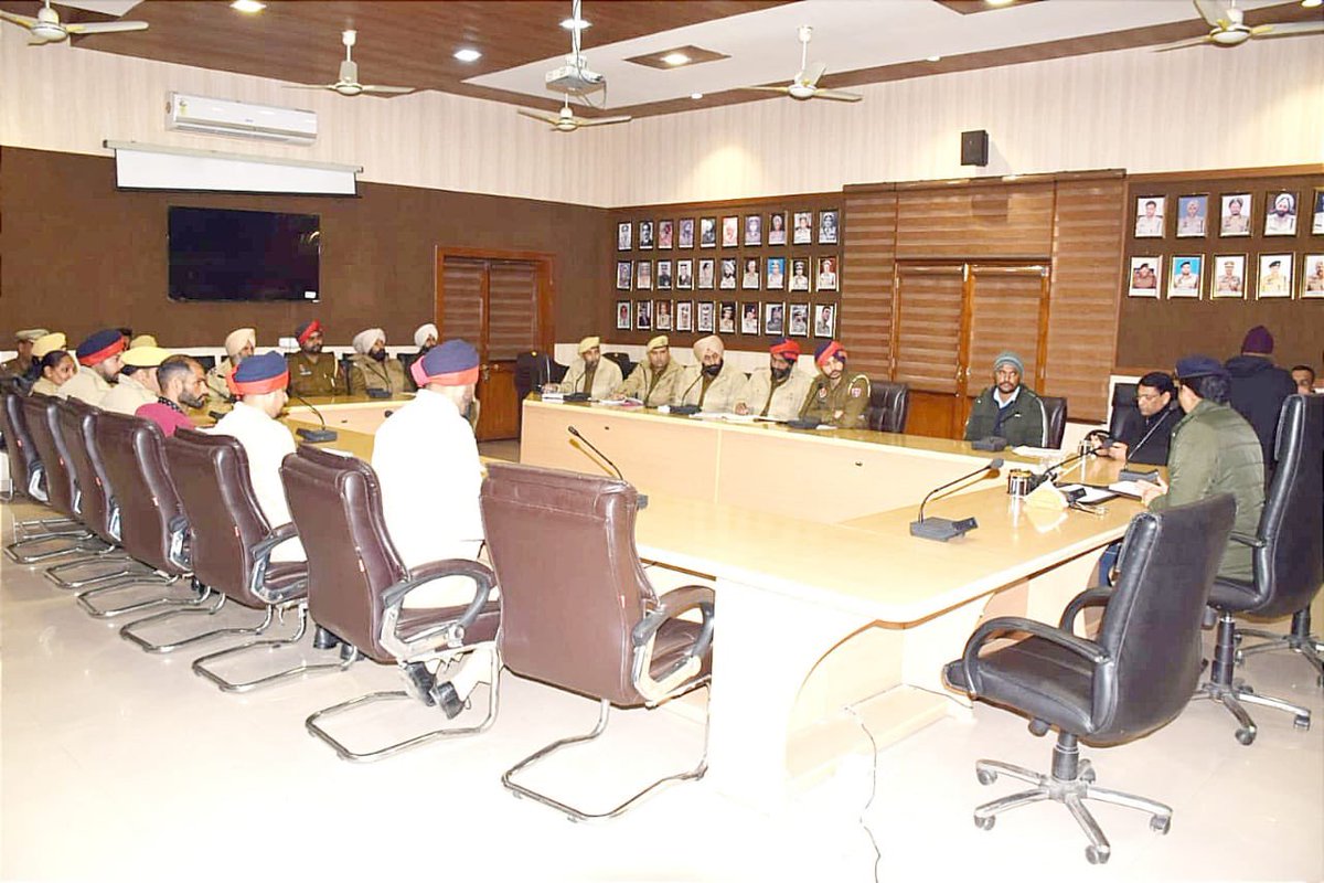 PP_Hoshiarpur's tweet photo. A meeting was held at the Conference Hall,Police Line Hoshiarpur by the SP (HQ), Hoshiarpur with all the Sub-Division office &amp; police station personnel to ensure smooth working of the system implemented to prevent the spread of fake news.

#RICN #FakeDiKhairNahi #ThinkBeforeShare https://t.co/2ccoMzO8Ge