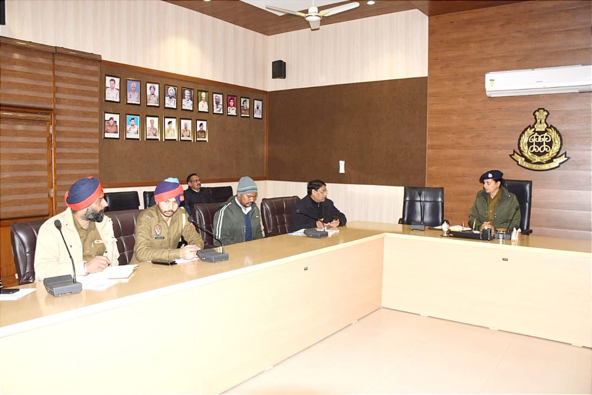 PP_Hoshiarpur's tweet photo. A meeting was held at the Conference Hall,Police Line Hoshiarpur by the SP (HQ), Hoshiarpur with all the Sub-Division office &amp; police station personnel to ensure smooth working of the system implemented to prevent the spread of fake news.

#RICN #FakeDiKhairNahi #ThinkBeforeShare https://t.co/2ccoMzO8Ge