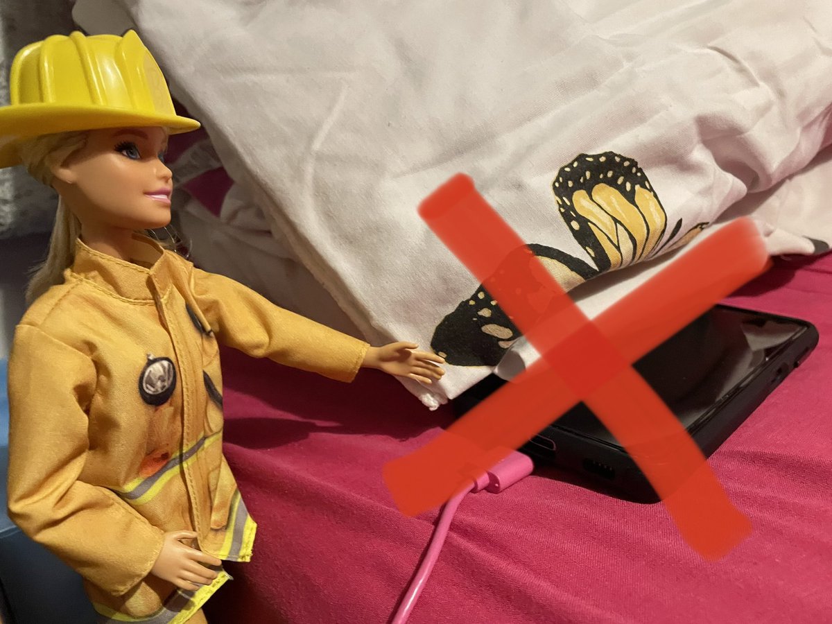 CheekyFireGirl's tweet photo. @NlandFRS #coolfiregirl wants to remind people NOT to charge #mobilephones under pillows or on the bed at night. It is dangerous and can start a fire. #keepfiresafe https://t.co/UV49phuWqr