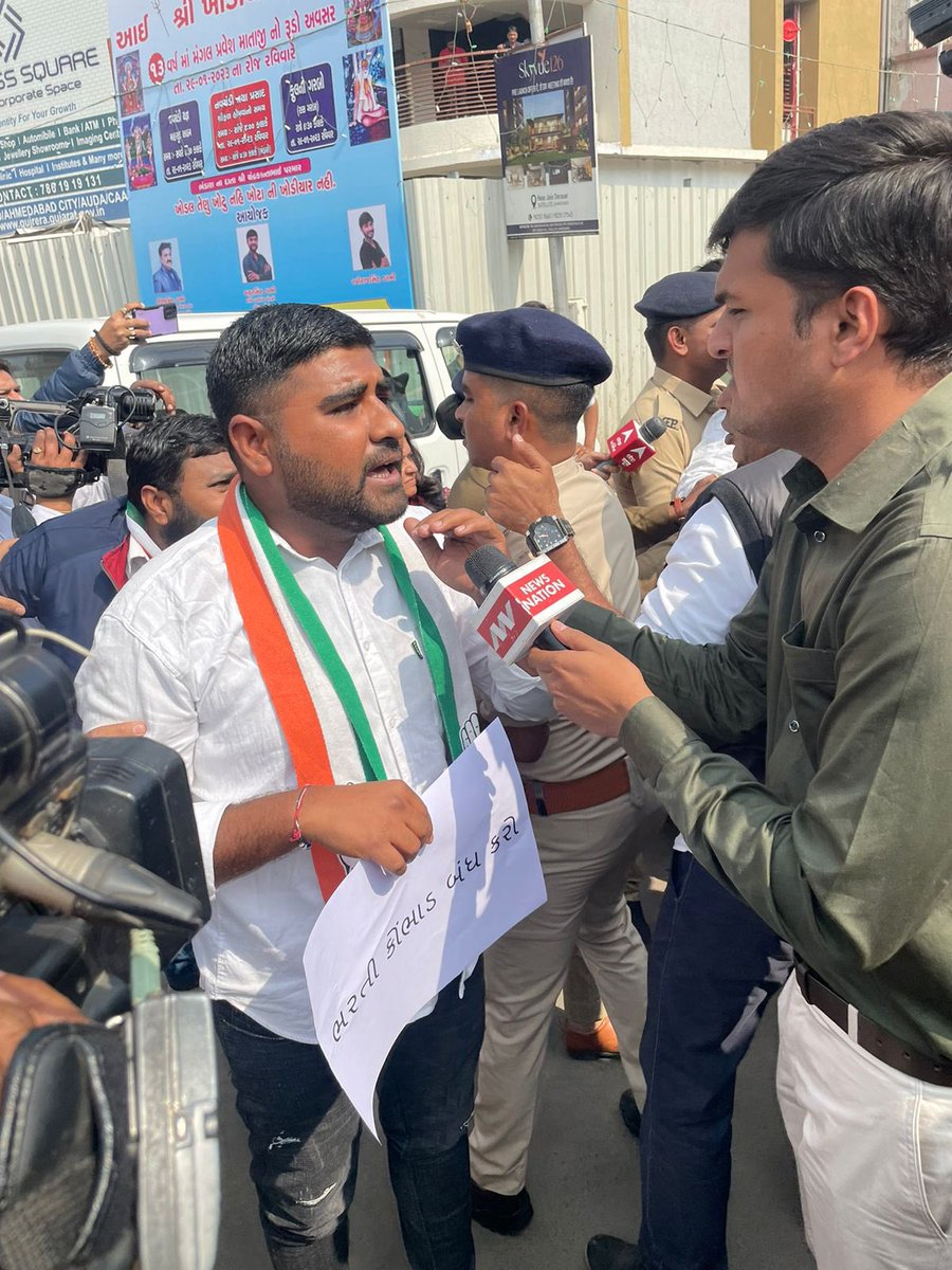 GaurangIYC's tweet photo. આજ રોજ યુથ કોંગ્રેસ દ્વારા ગુજરાત સરકાર ના વિરોધ માં (જુનિયર કલાર્ક ની પરીક્ષા નું પેપર લીક થતા પરીક્ષા રદ કરવામાં ના સંદર્ભમાં) મણિનગર ક્રોસિંગ ખાતે ઉગ્ર વિરોધ પ્રદર્શન કરવામાં આવ્યું.

#juniorclerk #paperleak #BJPFails 
@CMOGuj @ShailesMParmar @IG_Gohil_  @arjunmodhwadia https://t.co/jOfhtidD20