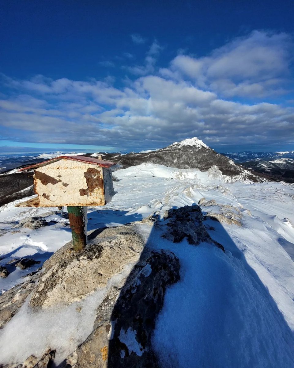 TurismoAlava's tweet photo. ❄️El Parque Natural de Aizkorri-Aratz se tiñe de blanco.
☃️¿Ya has disfrutado de la nieve en los montes de Álava?
📸 Instagram: @o.sanmillan
@Lautur1 @i_Euskadi #aizkorri #llanadaalavesa #nieve #parquenatural #naturalovers #basquemountains #alava https://t.co/njLv5QaFTW