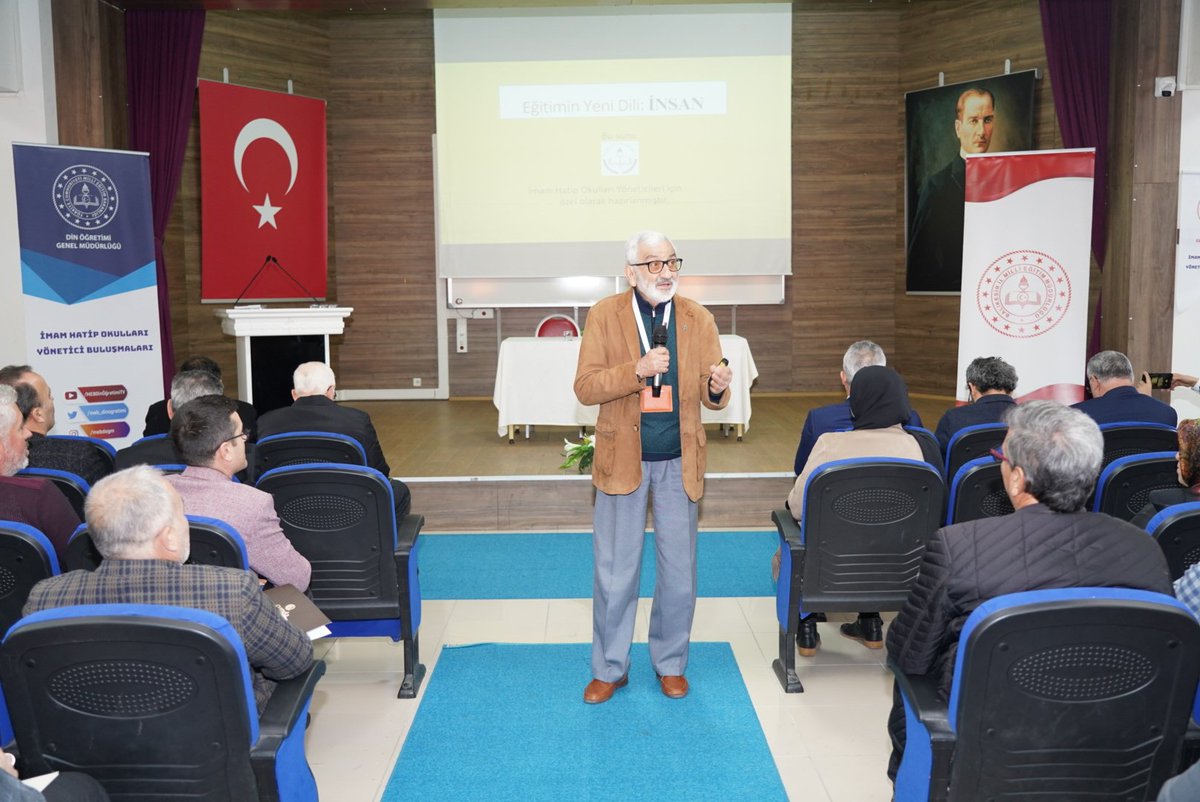 meb_dinogretimi's tweet photo. İmam Hatip Okulları Yönetici Buluşmaları Balıkesir programının ikinci oturumu Prof. Dr. Aytaç AÇIKALIN’ın  “Bir Anlam Köprüsü İnşa Etme Aracı Olarak, Okullarda Etkili İletişim”  adlı sunumuyla devam ediyor. https://t.co/GKrEQyNUNi