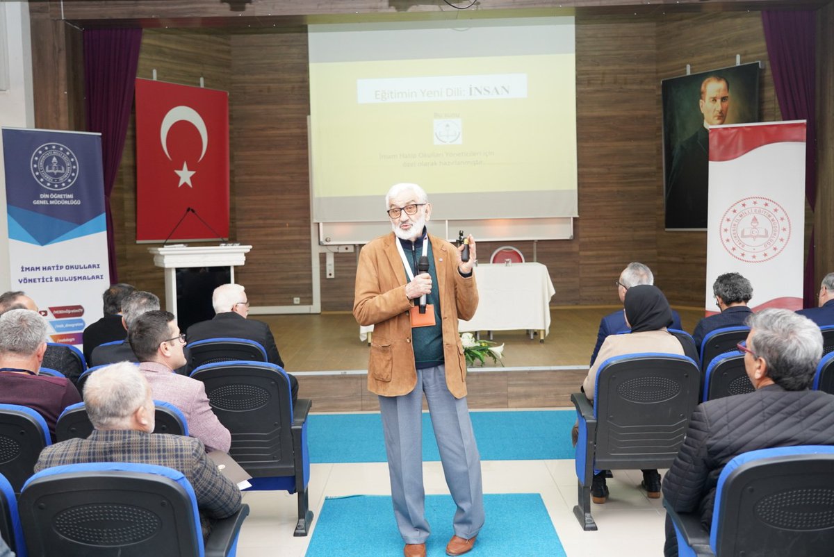 meb_dinogretimi's tweet photo. İmam Hatip Okulları Yönetici Buluşmaları Balıkesir programının ikinci oturumu Prof. Dr. Aytaç AÇIKALIN’ın  “Bir Anlam Köprüsü İnşa Etme Aracı Olarak, Okullarda Etkili İletişim”  adlı sunumuyla devam ediyor. https://t.co/GKrEQyNUNi