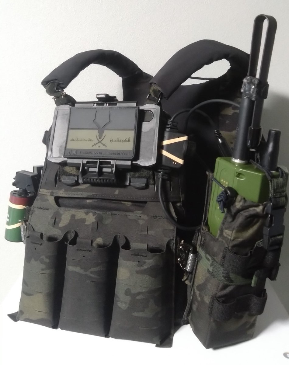 sinya_s's tweet photo. #BlackPowderRedEarth
#BPRE
#FerroConcepts
#FCPCV5
#HaleyStrategic
#FlatPack
#MulticamBlack
#プレートキャリア
#マルチカムブラック
プレキャリのセットアップ、悩んだけど単独任務想定でフラッシュバン、無線機を手前に配置し、自分で操作できるようにした。
ダミーだから使えないけどw https://t.co/EMZe2hdEiF