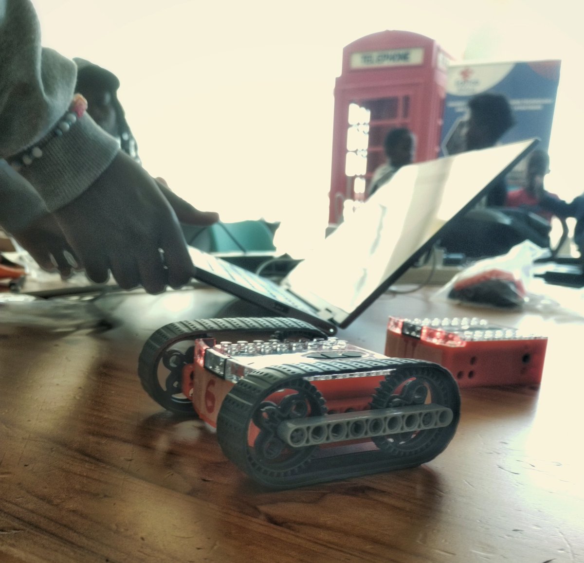 Edutab_Africa's tweet image. We have had a fantastic #edventure and tinkering weekend with @MeetEdison &amp;amp; @LEGO_Group robots at @ThinkYoungNGO Coding School in Nairobi. Teams comprising 8-16-year-olds were building &amp;amp; programming their robots. We can’t wait to see their final products next weekend! @Boeing