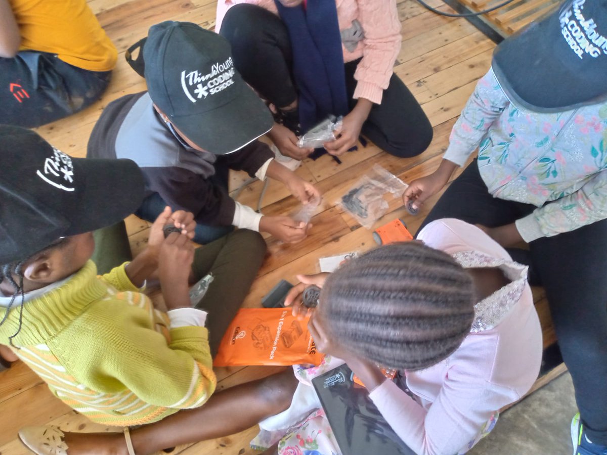 Edutab_Africa's tweet image. We have had a fantastic #edventure and tinkering weekend with @MeetEdison &amp;amp; @LEGO_Group robots at @ThinkYoungNGO Coding School in Nairobi. Teams comprising 8-16-year-olds were building &amp;amp; programming their robots. We can’t wait to see their final products next weekend! @Boeing