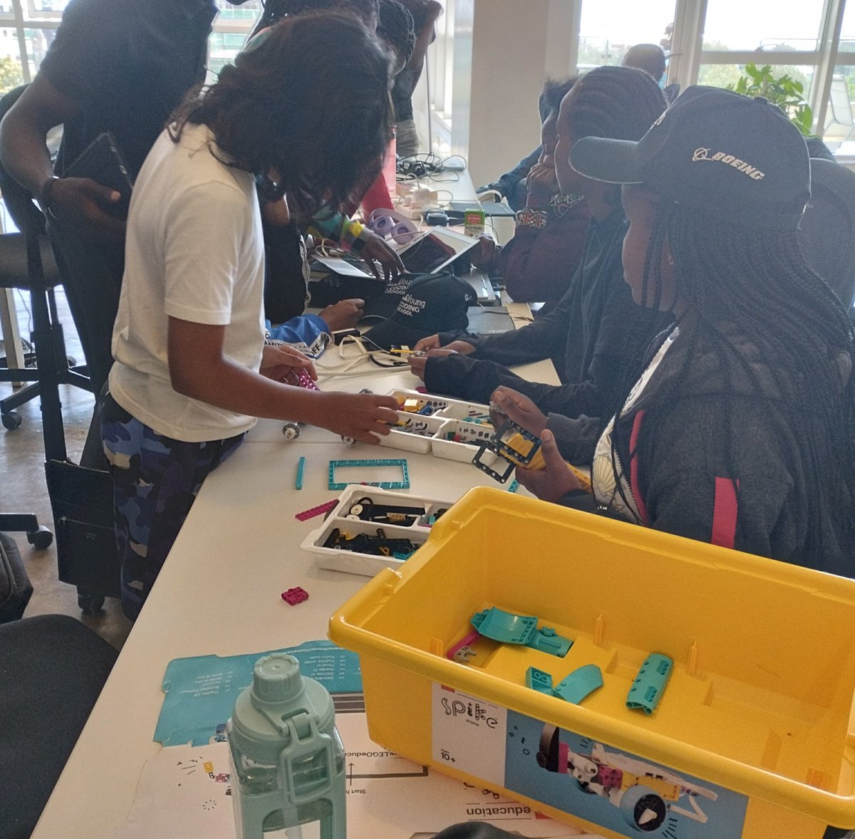Edutab_Africa's tweet image. We have had a fantastic #edventure and tinkering weekend with @MeetEdison &amp;amp; @LEGO_Group robots at @ThinkYoungNGO Coding School in Nairobi. Teams comprising 8-16-year-olds were building &amp;amp; programming their robots. We can’t wait to see their final products next weekend! @Boeing