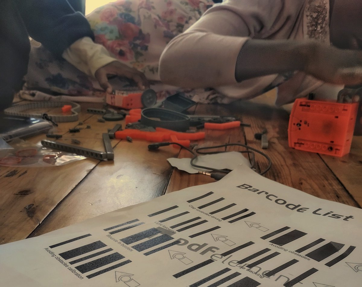 Edutab_Africa's tweet image. We have had a fantastic #edventure and tinkering weekend with @MeetEdison &amp;amp; @LEGO_Group robots at @ThinkYoungNGO Coding School in Nairobi. Teams comprising 8-16-year-olds were building &amp;amp; programming their robots. We can’t wait to see their final products next weekend! @Boeing