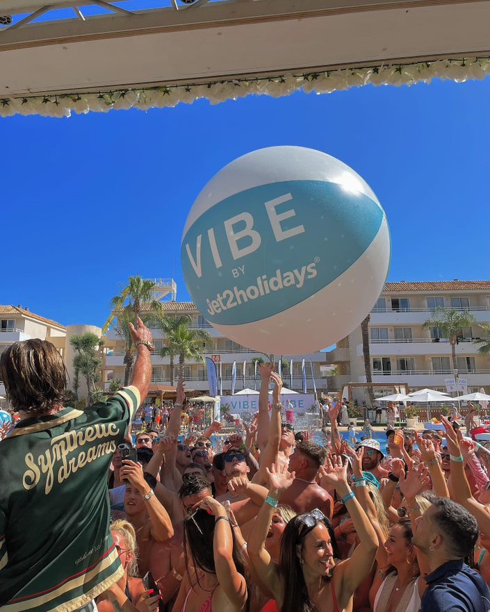 jet2vibe's tweet photo. Throwback to when we spent all summer throwing pool parties at @BHMallorca with a few famous faces... what do you want to see from us this year?
#BHMallorca #Mallorca #TomZanetti #CharlieSloth #PoolParty https://t.co/yzpMmNjDNB