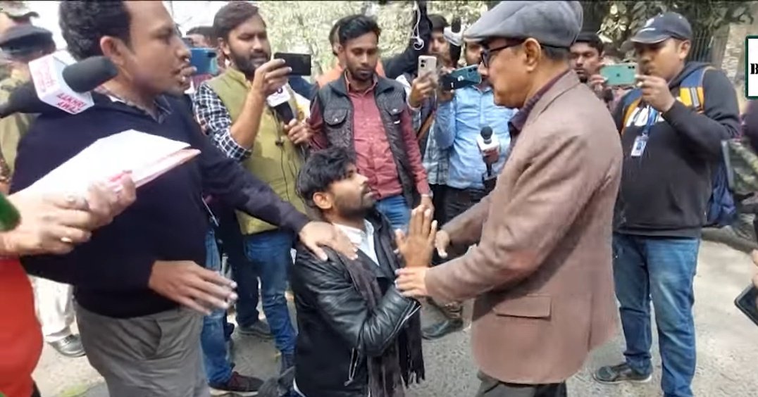 BiharTeacherss's tweet photo. बिहार का प्रशासन/सरकार कितना बेशर्म, निर्लज्ज, अंधा हो गई है इसका अंदाजा ये फोटो देखके लगाया जा सकता है, BSSC के छात्र शांतिपूर्वक अपनी मांग रखने गए थे, उन्हें उनके पैर पड़ने के बाबजूद जबरदस्ती गिरफ्तार किया जा रहा है

#BSSC_CGL_3_परीक्षा_रद्द_करो #BSSC #BSSC_CGL_3 @officecmbihar https://t.co/0fYWYJoAdi