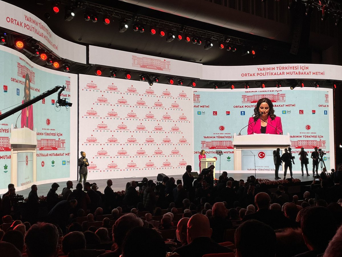 medreyata's tweet photo. 6’lı masa toplantısında İstiklal Marşı sonrası bir vatandaş, ‘Mustafa Kemal’in askerleriyiz’ sloganı atmaya başladı. 
Ama tek başına kaldı. https://t.co/NbuPWLsviA