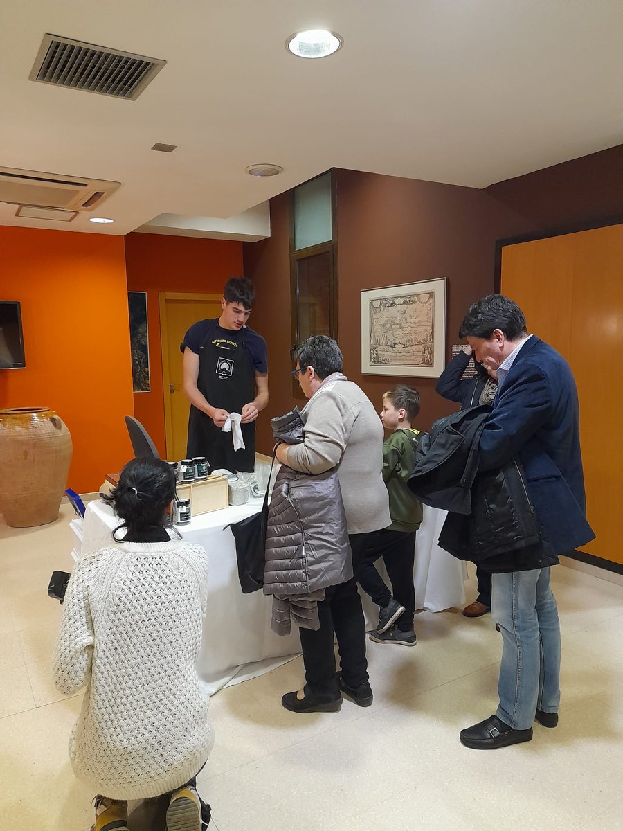 Èxit de públic en presentació feta al MAU del producte fruit de  col.laboració de l'obrador de formatges <a href="/calquiteria/">Cal Quitèria | Formatges 🧀 artesans de Ponent</a> d'Almacelles i l'empresa productora d'espirulina ecològica Organa els qui han unit esforços per tal d'innovar  i crear un formatge tendre de cabra amb espirulina.