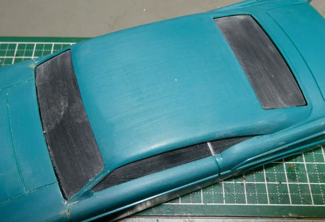 zz60g's tweet photo. #カーモデル無改造コンペ

テスター製シェズームです。

ボディと黒成型のウインドウは平面がウネっているので、平面出しします。
ボディもパーティングラインを消しながら平面出し。
こんなもんかな～☺️

#Testor #Chezoom #アメリカンカープラモ https://t.co/OQ7KMZ0K7j