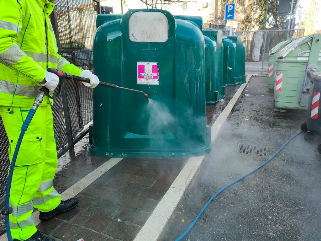 GruppoVeritas's tweet photo. Buongiorno, 
gli #operatoriVeritas sono in città per la pulizia dei contenitori delle isole ecologiche stradali ed interrate. 

📍 #Mestre. https://t.co/ytSZB8yCYO
