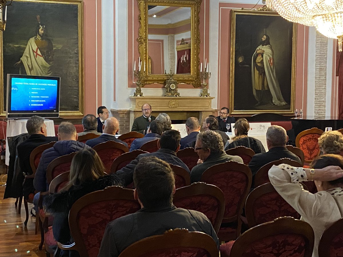 A continuación vamos a escuchar a Enrique de la Torre, gerente de @CortijoelPuerto, que nos hablará sobre la biodinámica en el olivar. #UnbrindisxelolivoRM