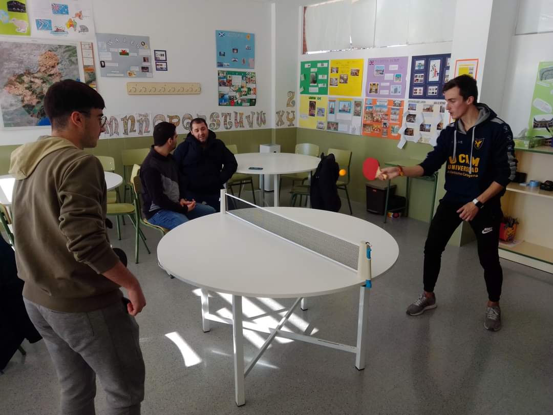 ceadeyecla's tweet photo. ¡Qué listico fue el Rey Arturo al sentar a todos sus caballeros en una mesa redonda!. Si es que dan mucho “juego", las  del aula de idiomas del Cea se convirtieron el viernes pasado en mesas de ping-pong 🏓 donde alumnos y profesores se echaron unas partidicas durante el recreo https://t.co/XaOvgaCgvc
