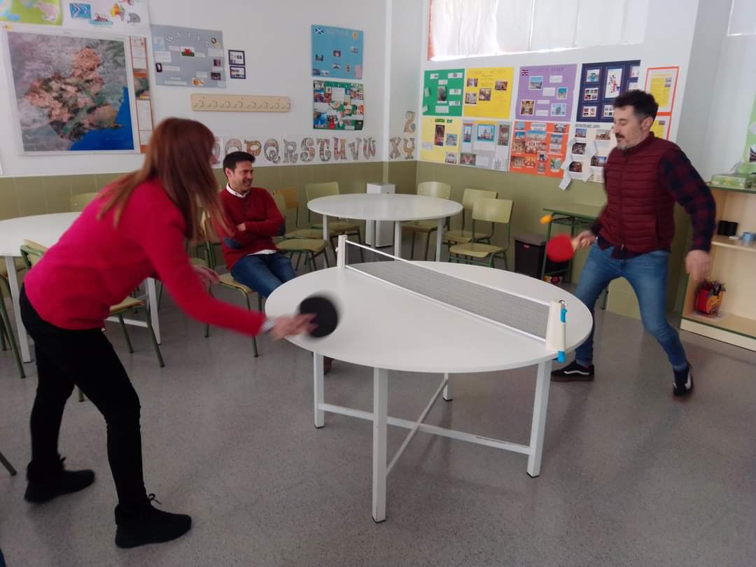 ceadeyecla's tweet photo. ¡Qué listico fue el Rey Arturo al sentar a todos sus caballeros en una mesa redonda!. Si es que dan mucho “juego", las  del aula de idiomas del Cea se convirtieron el viernes pasado en mesas de ping-pong 🏓 donde alumnos y profesores se echaron unas partidicas durante el recreo https://t.co/XaOvgaCgvc