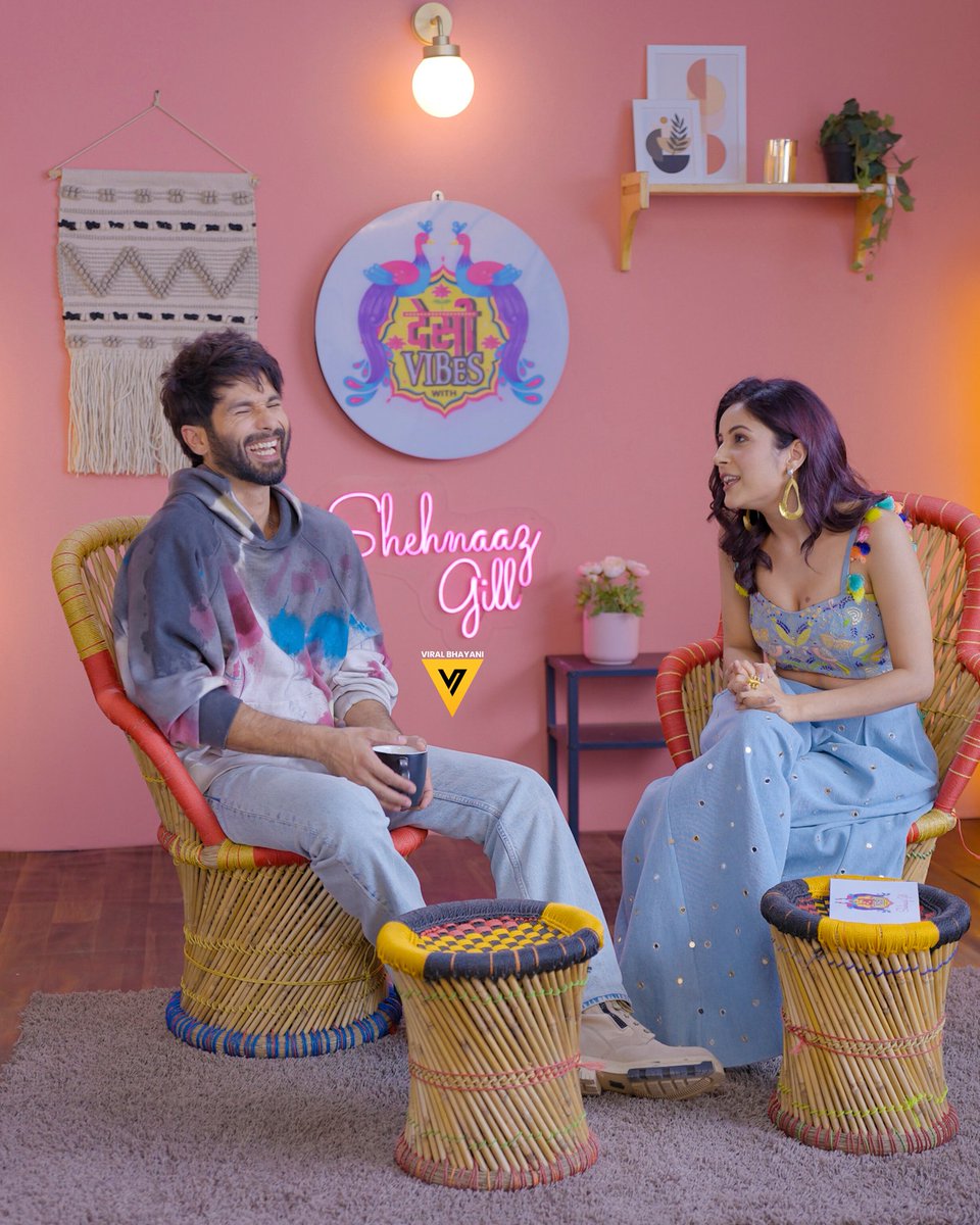 viralbhayani77's tweet photo. #shehnaazgill and #shahidkapoor on an amazing fun chat together. 😁🔥💃🕺📷 @viralbhayani77 https://t.co/6eEBOBIs1y