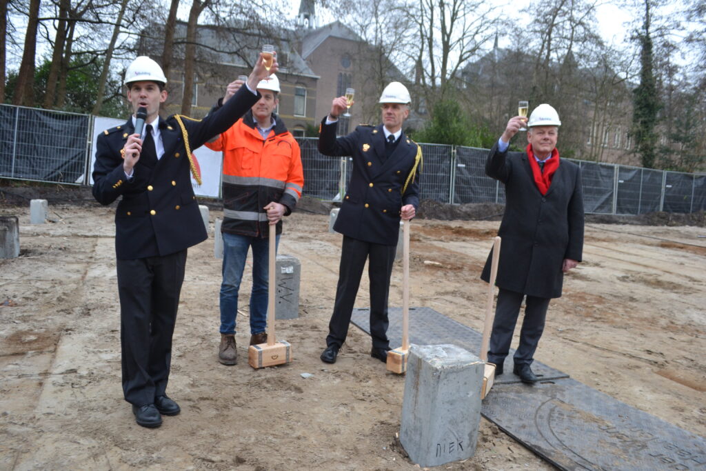4Building's tweet photo. Na de sloop en het opzetten van de tijdelijke kazerne, is de bouw van de nieuwe kazerne nu echt gestart. 4Building is als projectleider verantwoordelijk voor de realisatie van deze nieuwe brandweerkazerne in Bennebroek. Meer informatie over dit project: https://t.co/yiJ7baJFG1. https://t.co/f2ADiRRXMr