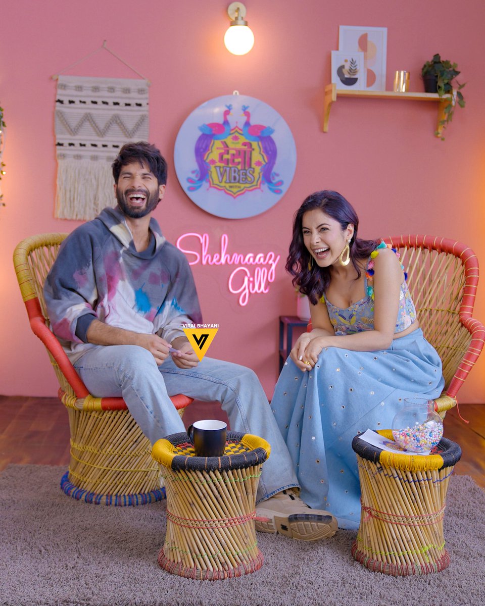viralbhayani77's tweet photo. #shehnaazgill and #shahidkapoor on an amazing fun chat together. 😁🔥💃🕺📷 @viralbhayani77 https://t.co/6eEBOBIs1y