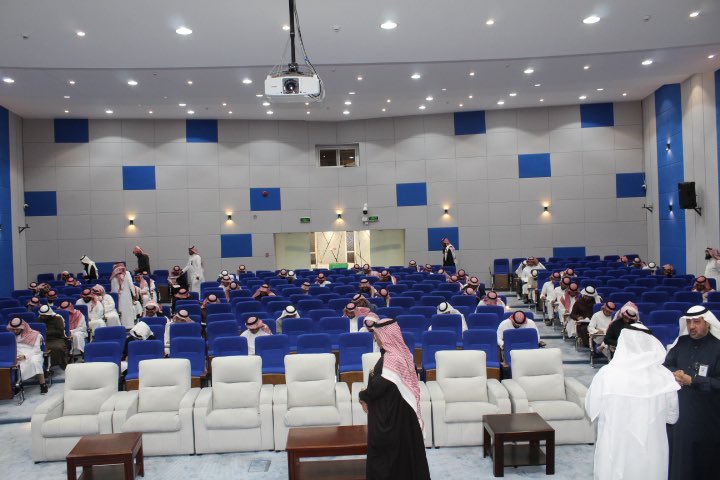 MOE_TIF's tweet photo. المدير العام لـ #تعليم_الطائف يتابع ميدانيًا أداء المتقدمين للترشحيات المدرسية "مدير - وكيل" للاختبار التحريري والمنعقد على مسرح الإدارة بالفيصلية، وتنفذه إدارة الإشراف التربوي للبنين "قسم الإدارة المدرسية". https://t.co/urn57hiYXn