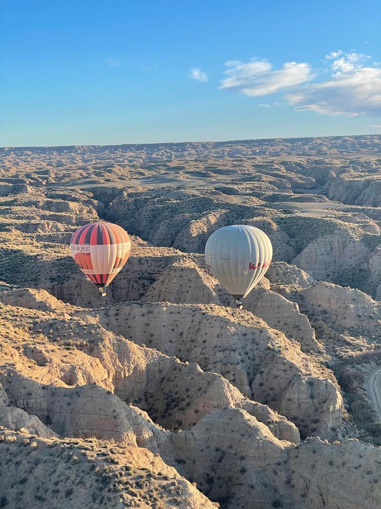 Voldecoloms's tweet photo. Aquest cap de setmana, el globus Vol de Coloms ha participat en el XXIII FESTIVAL DE AEROSTACIÓN GEOPARQUE DE GRANADA.

Tota una meravella.
·
#geoparquedegranada #vueloenglobo #voldecoloms #guadix https://t.co/i7aLIiXv6c