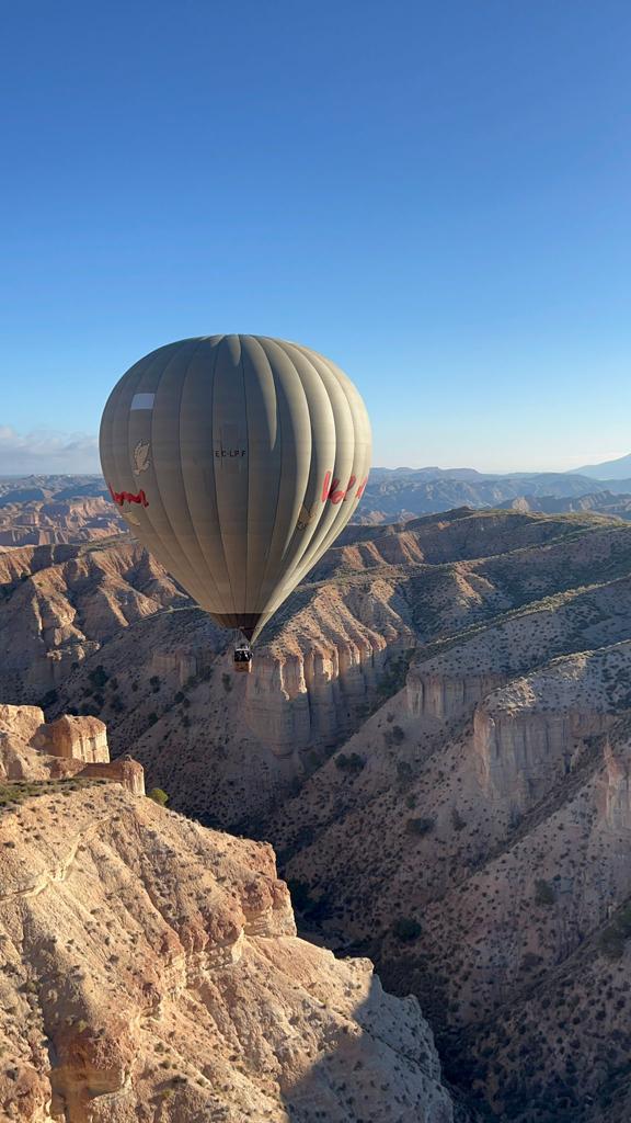 Voldecoloms's tweet photo. Aquest cap de setmana, el globus Vol de Coloms ha participat en el XXIII FESTIVAL DE AEROSTACIÓN GEOPARQUE DE GRANADA.

Tota una meravella.
·
#geoparquedegranada #vueloenglobo #voldecoloms #guadix https://t.co/i7aLIiXv6c