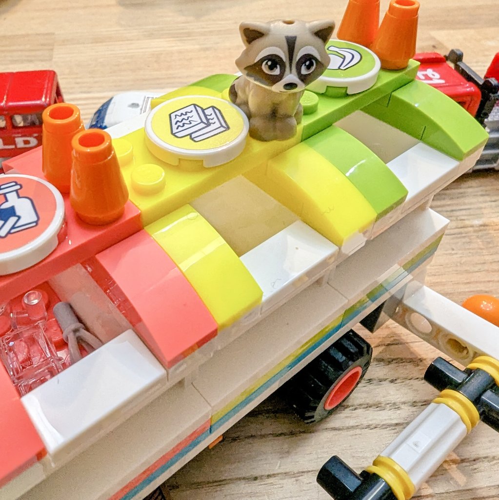 LEGOMADA's tweet photo. 3歳児がたぬきの死骸をごみ収集車の生ゴミに入れてた話の続き。小1に見せたら「ご飯あるかなって漁ってるんじゃない?」と。なるほど! 3歳児「たぬきさんはちょっと休憩しててご飯食べたの」と。死んでなかった…。心が汚れた大人になってしまった〜。#レゴ #LEGO https://t.co/L6MqaW1lLg
