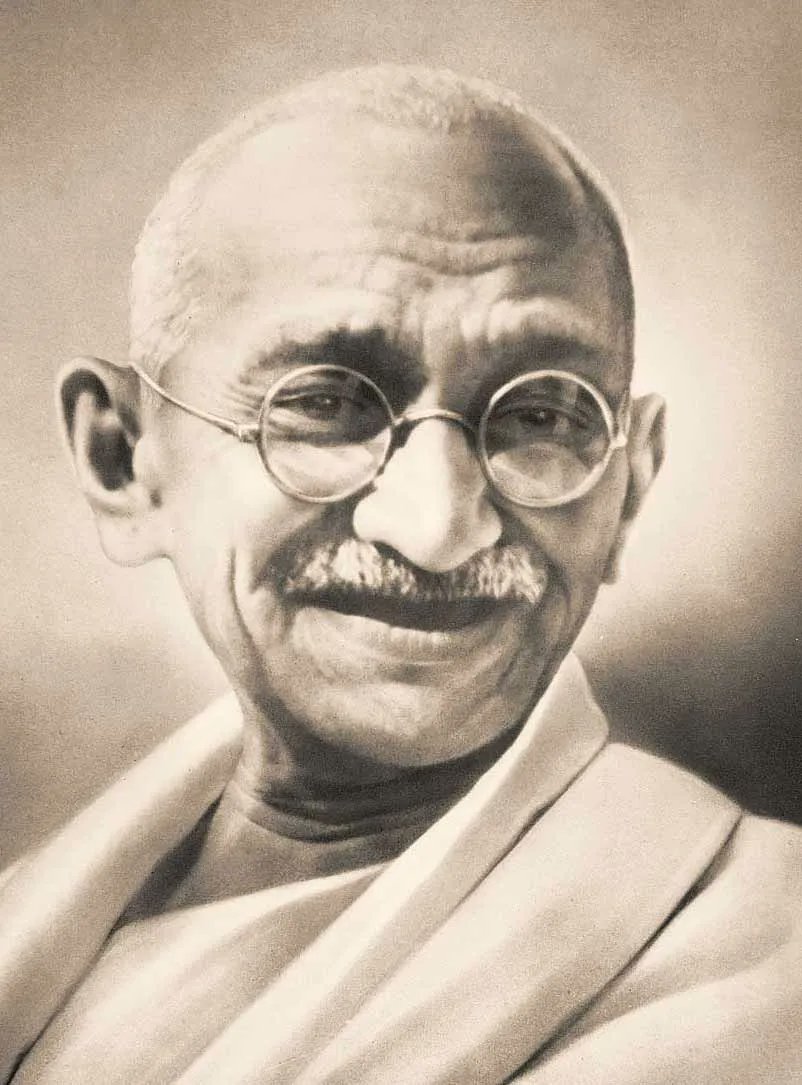 Saqyaa's tweet photo. "دع الطفل يتعلم أحرفه بالملاحظة، كما يتعلم أشياء مختلفة، كالأزهار، والأطيار. على أن لا يتعلم الخط إلا بعد أن يتعلم كيف يرسم الأشياء"

في مثل هذا اليوم من عام ١٩٤٨م توفي السياسي الهندي #غاندي .. اقرأ على ساقية رأي #المهاتما في أهمية جمال الخط كضرورة ثقافية

https://t.co/5rKsvr8gMM https://t.co/UOyDIvrlEK