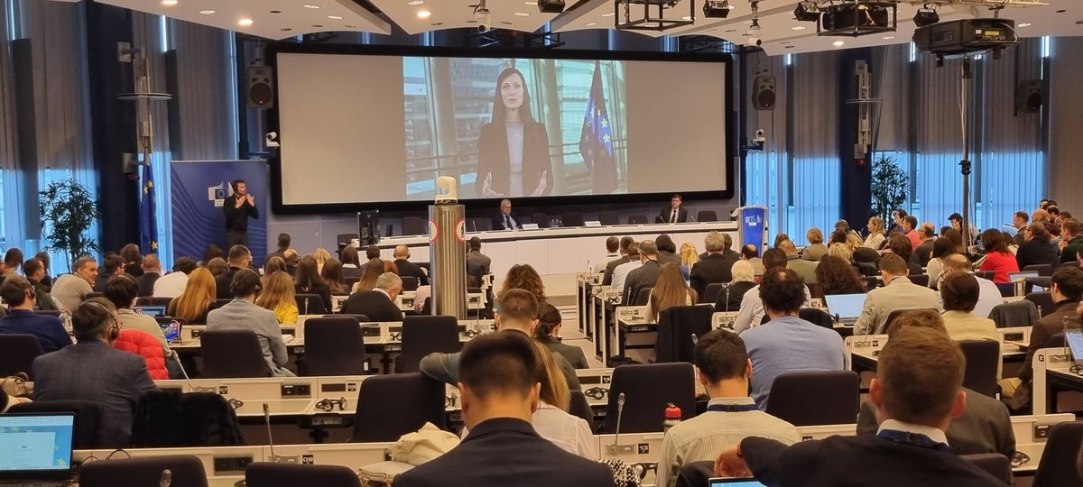 💪Sport has the power to overcome present challenges in our societies through the EU instrument #ErasmusPlus <a href="/GabrielMariya/">Mariya Gabriel</a> EU Commissioner for Innovation, Research, Culture, Education &amp; Youth 🇪🇺 #BulsportBG #SportInfoDay #SMILESportEU #SWIMWithoutFear #StrongMindForSuccess