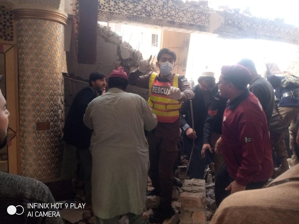 KPRescue1122's tweet photo. پشاور پولیس لائنز مسجد میں دھماکہ

ریسکیو1122 نے امدادی کاروائیوں کے دوران ابھی تک 20 سے زائد پولیس اہلکار زخمی ہوئے، 
ریسکیو1122 کی امدادی کاروائیاں جاری ہیں

ڈائریکٹر جنرل ریسکیو1122 موقع پر پہنچ گئے https://t.co/mPkHgRpbAn